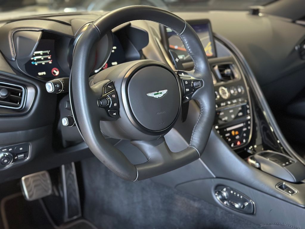 Aston Martin DBS 2021