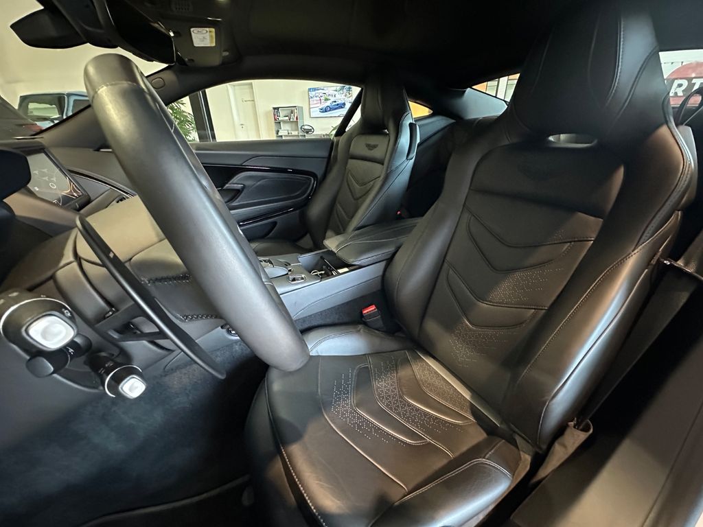 Aston Martin DBS 2021