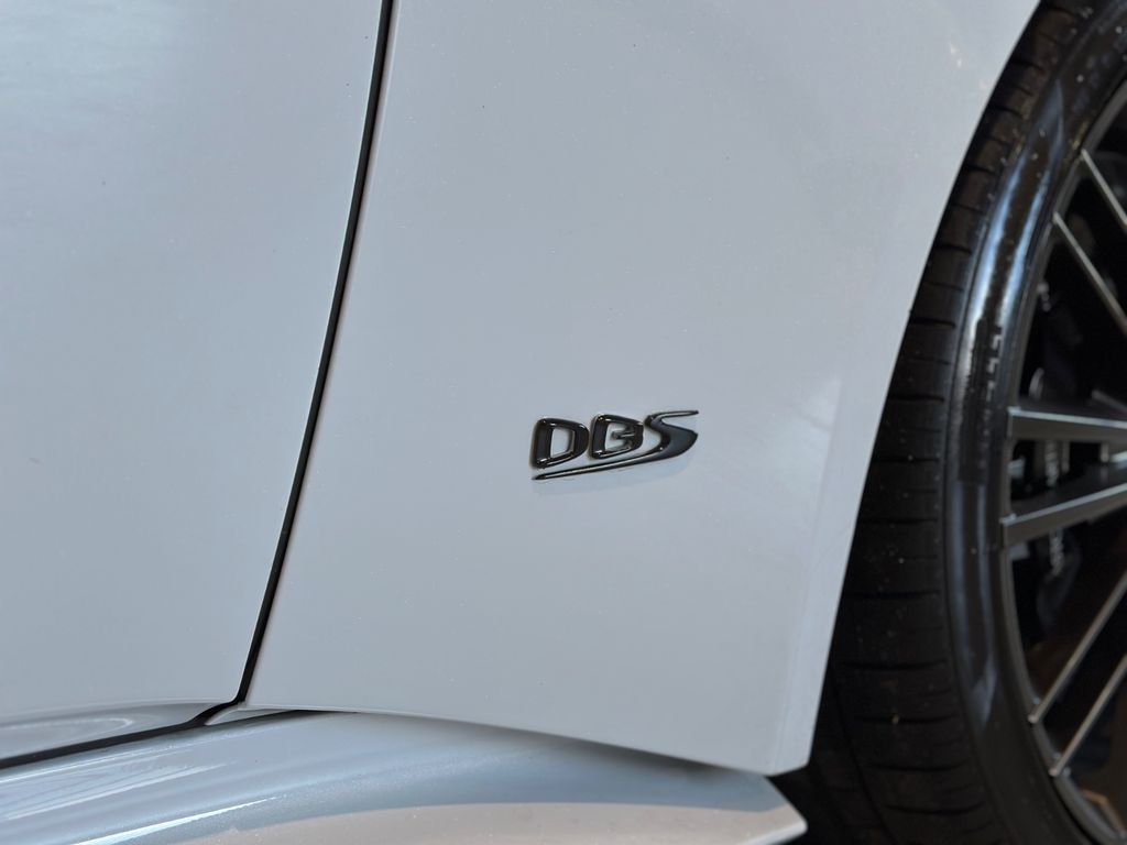 Aston Martin DBS 2021
