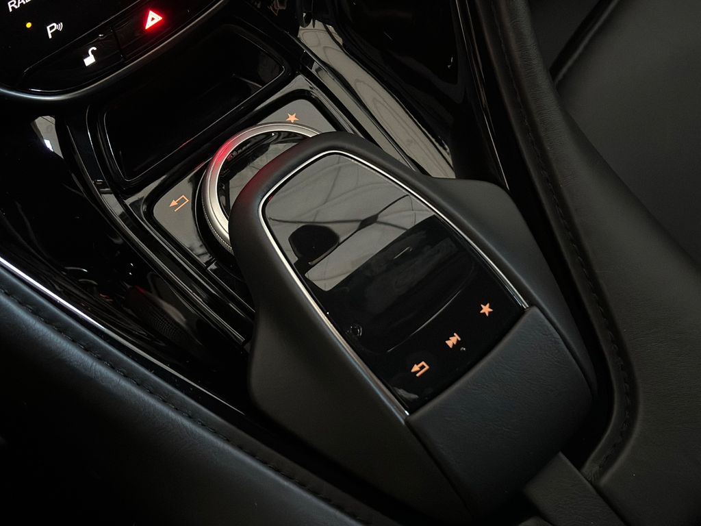 Aston Martin DBS 2021