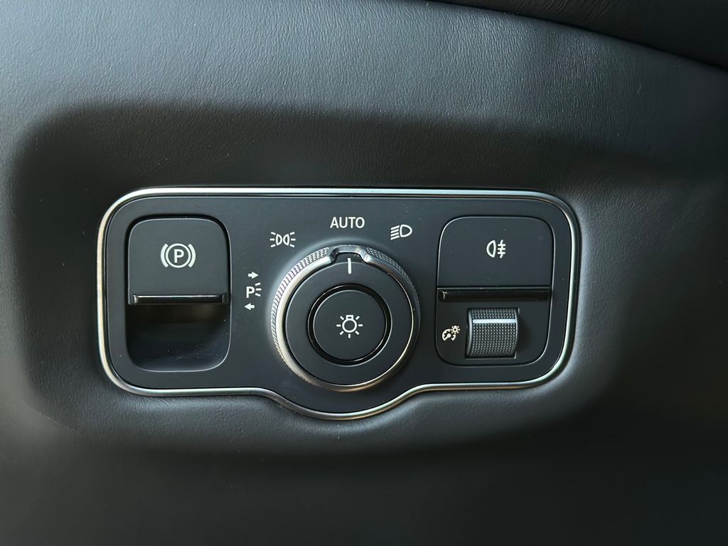 Aston Martin DBS 2021