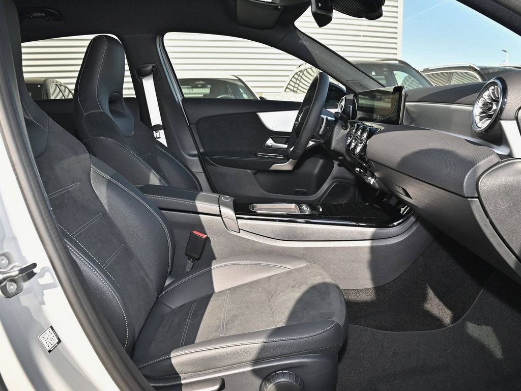 Mercedes-Benz A 200 2025