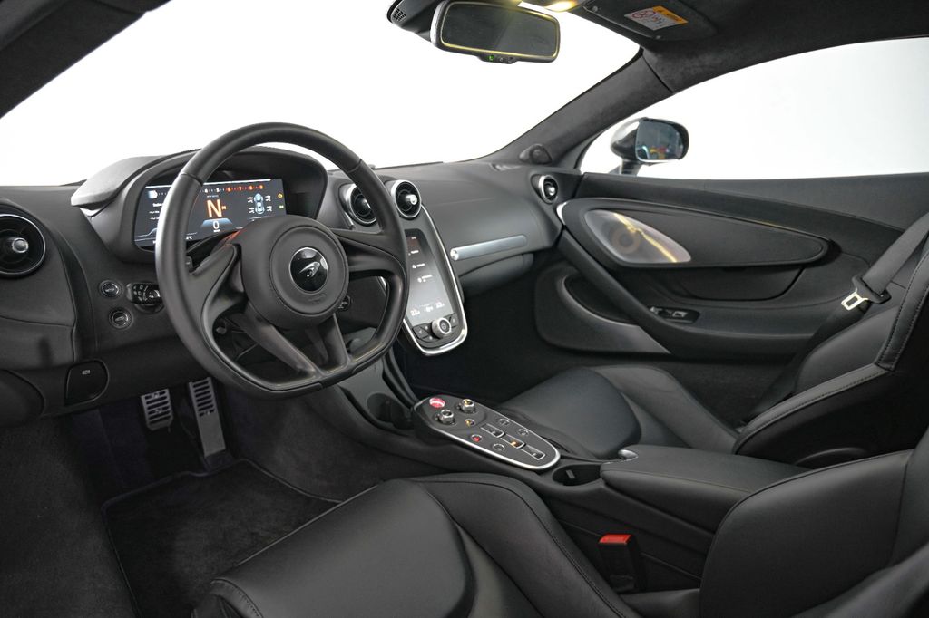 McLaren GT 2024
