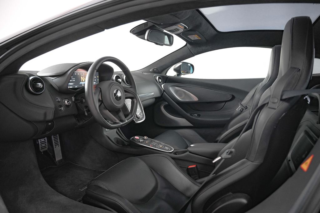 McLaren GT 2024