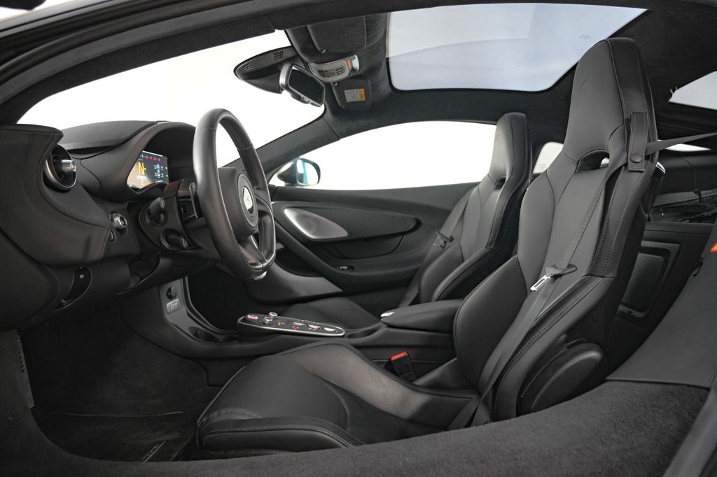 McLaren GT 2024