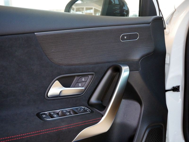 Mercedes-Benz A 200 2025