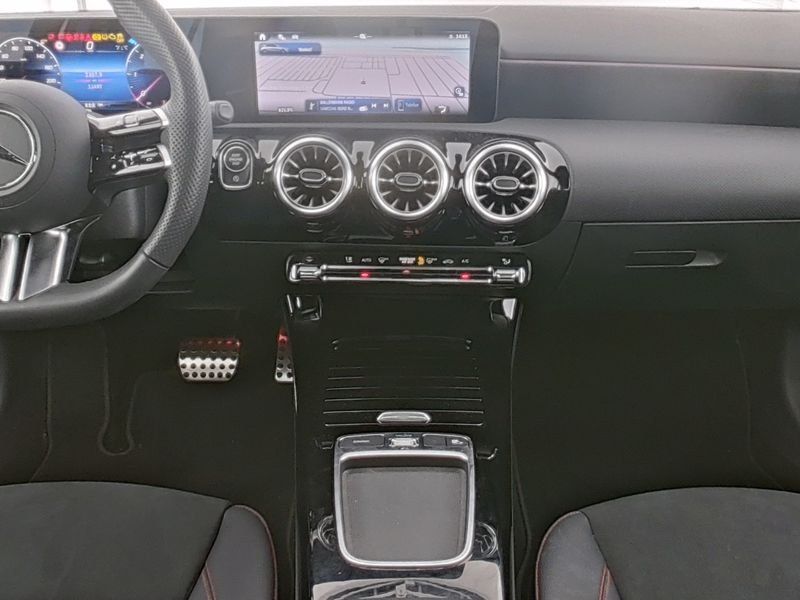 Mercedes-Benz A 220 2024