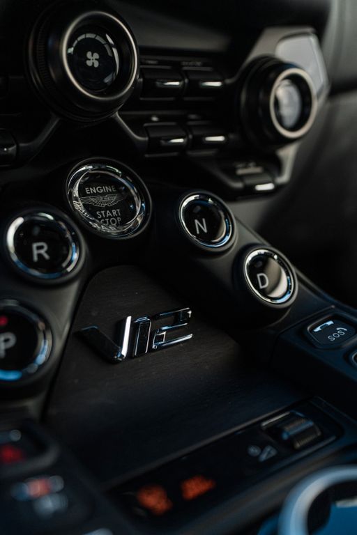 Aston Martin V12 Vantage 2023