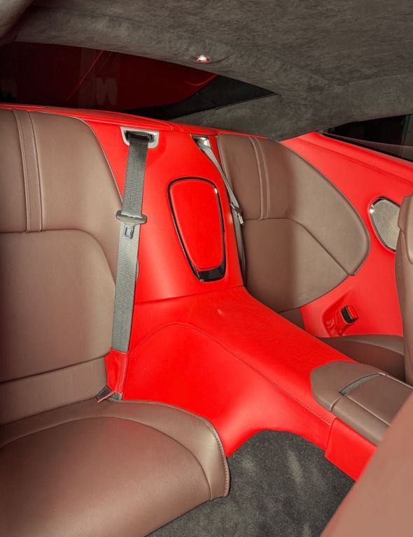 Aston Martin DB12 2024