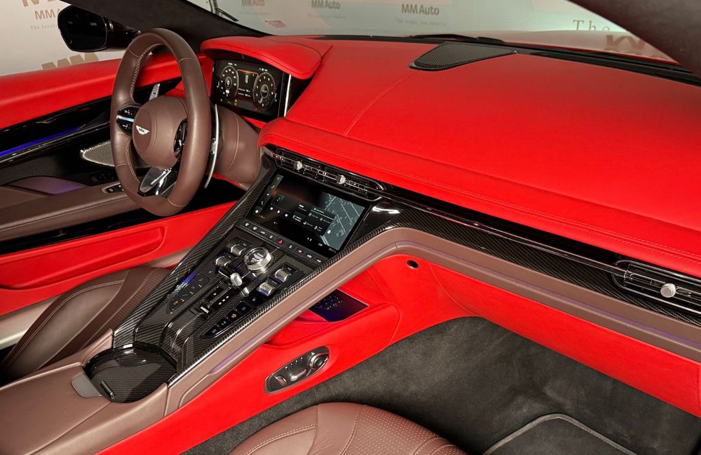 Aston Martin DB12 2024
