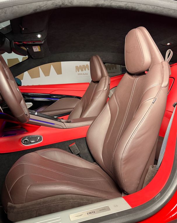 Aston Martin DB12 2024