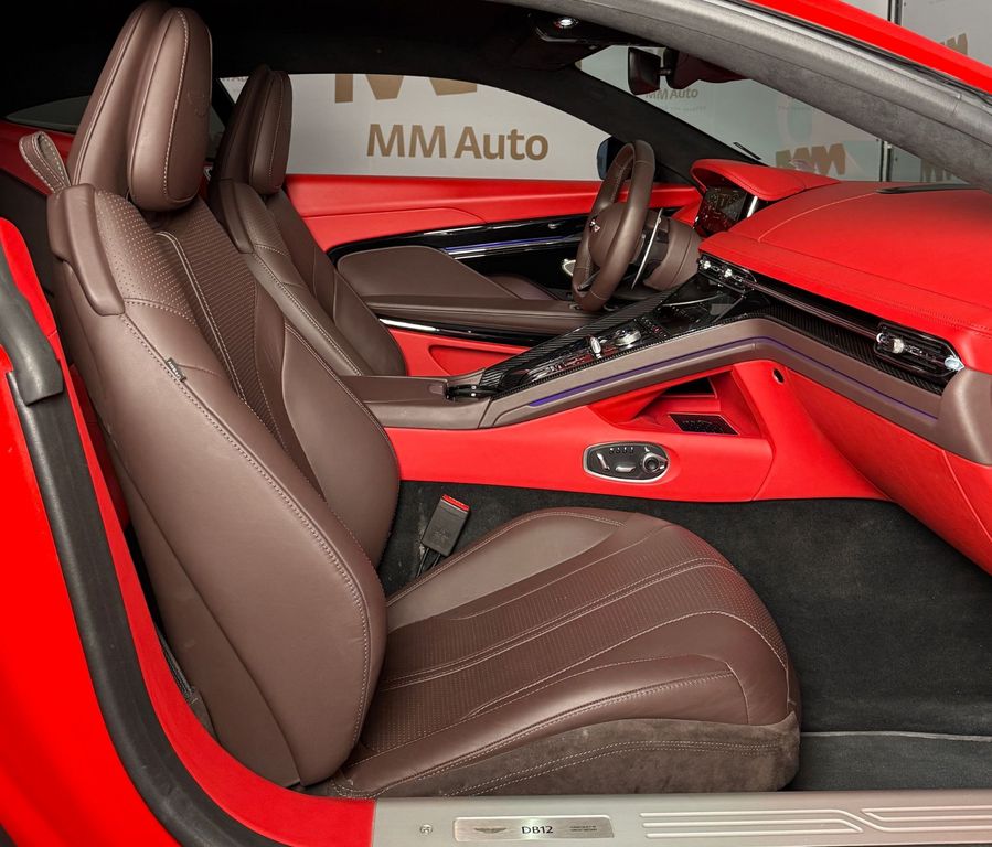 Aston Martin DB12 2024