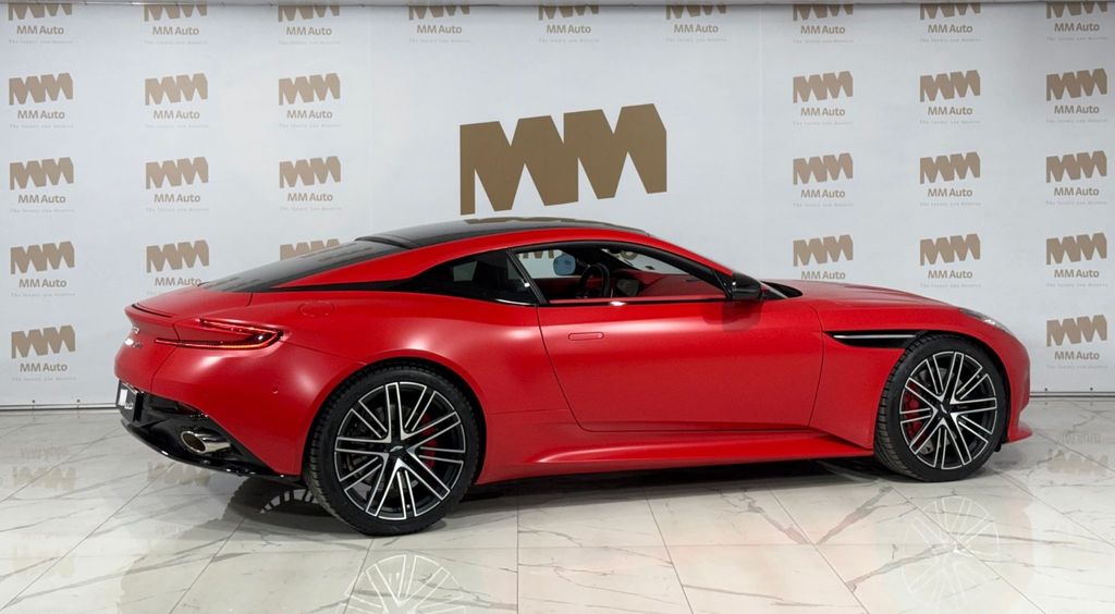 Aston Martin DB12 2024