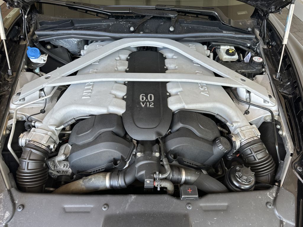 Aston Martin DB9 2016