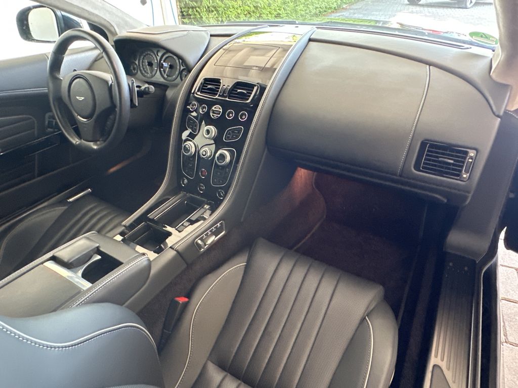 Aston Martin DB9 2016