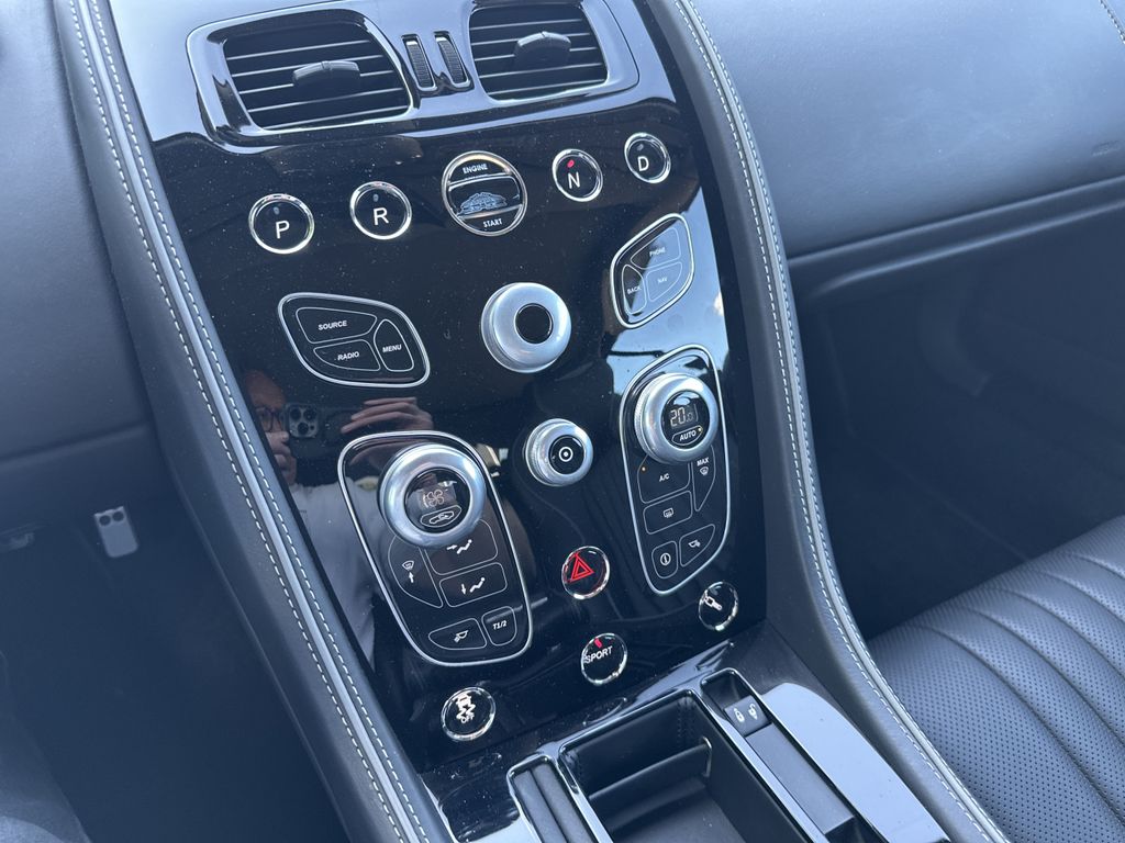 Aston Martin DB9 2016