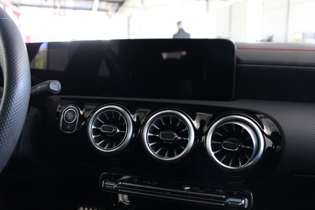 Mercedes-Benz CLA 200 2024