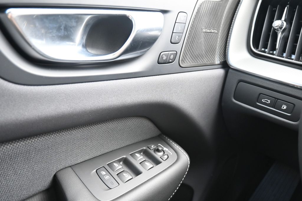 Volvo XC60 2025