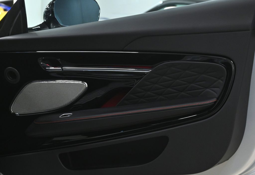 Aston Martin DB12 2025