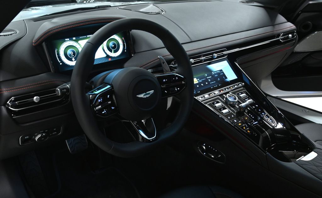 Aston Martin DB12 2025