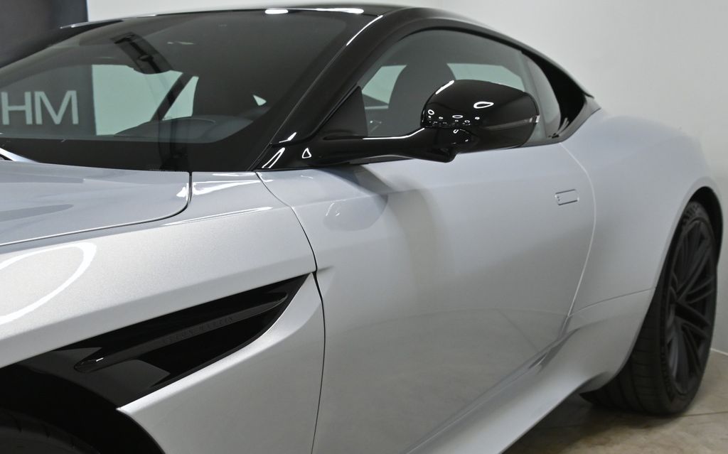 Aston Martin DB12 2025