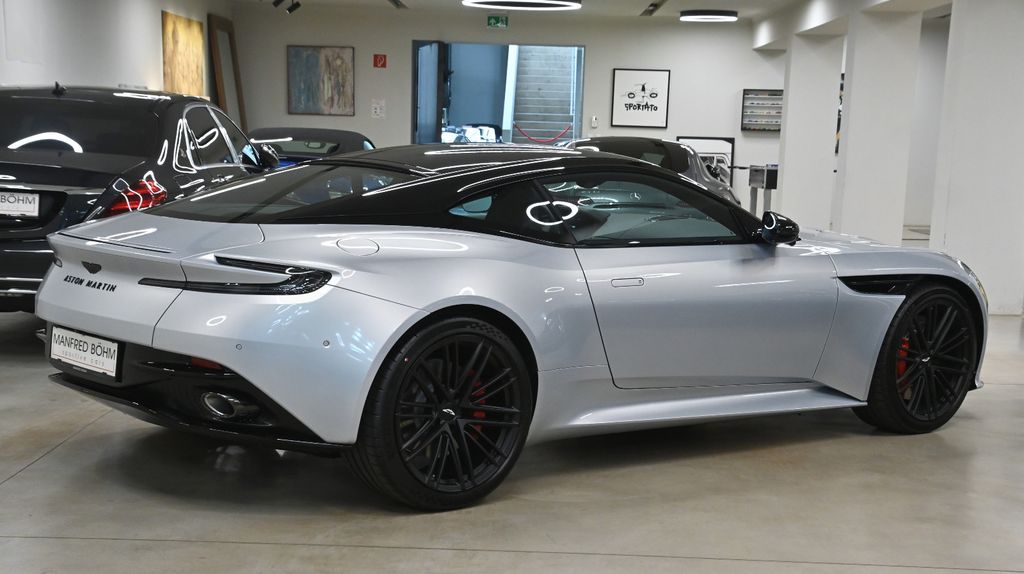 Aston Martin DB12 2025