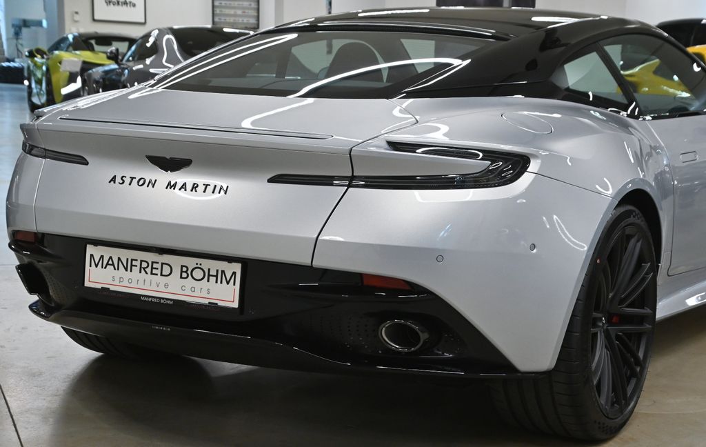 Aston Martin DB12 2025