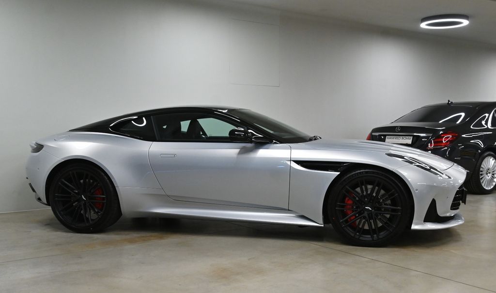 Aston Martin DB12 2025