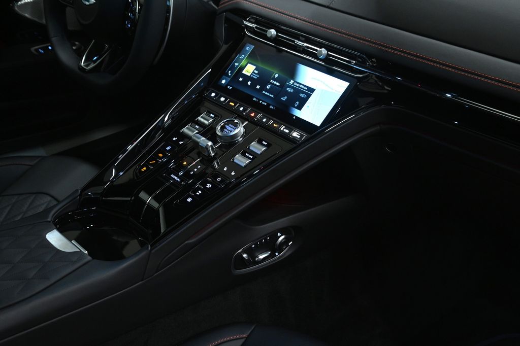 Aston Martin DB12 2025