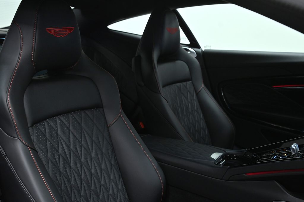 Aston Martin DB12 2025