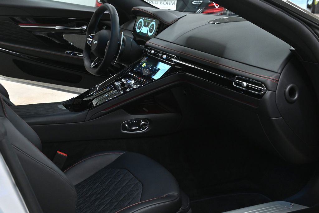 Aston Martin DB12 2025