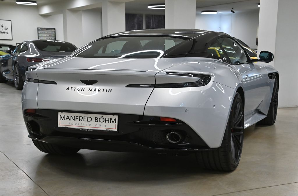 Aston Martin DB12 2025