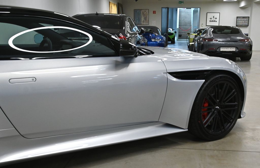 Aston Martin DB12 2025