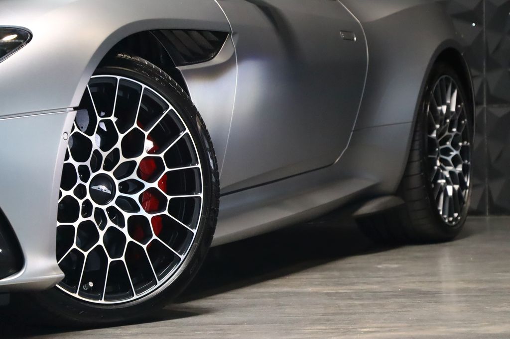 Aston Martin DBS 2023