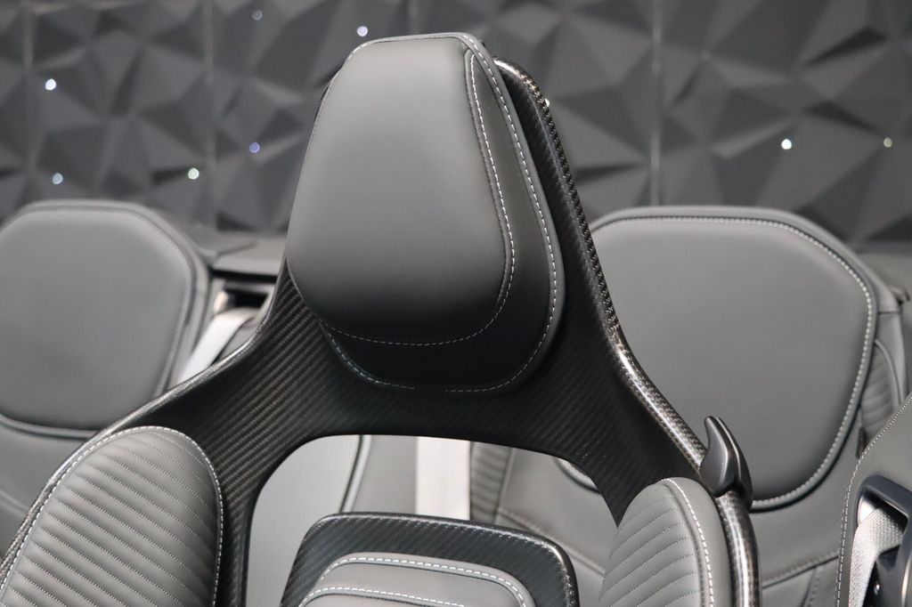 Aston Martin DBS 2023