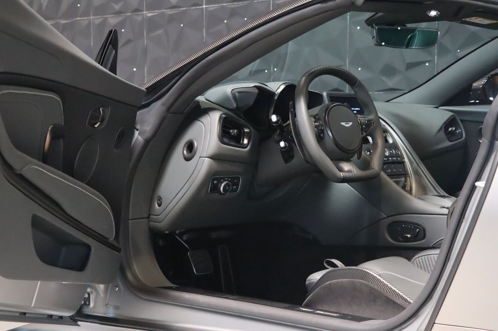 Aston Martin DBS 2023