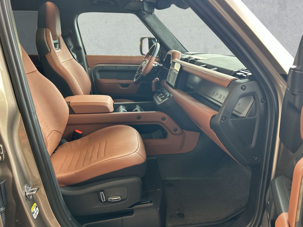 Land Rover Defender 2025