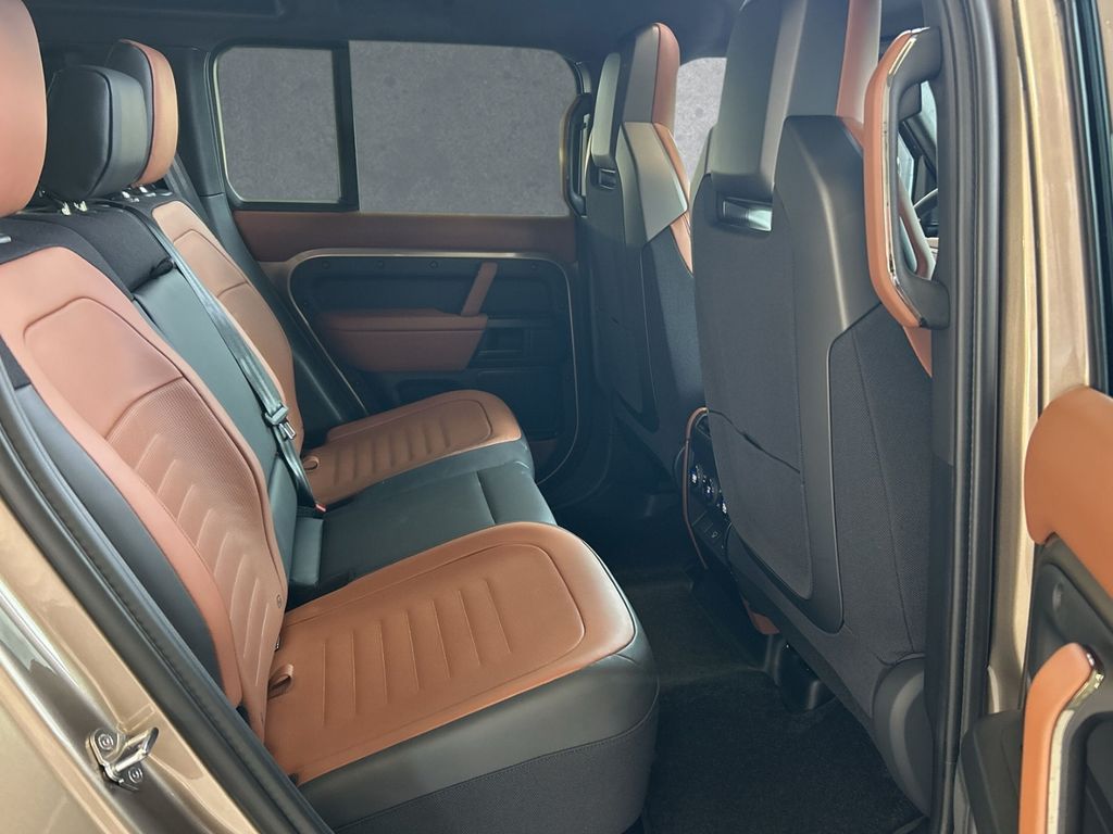 Land Rover Defender 2025