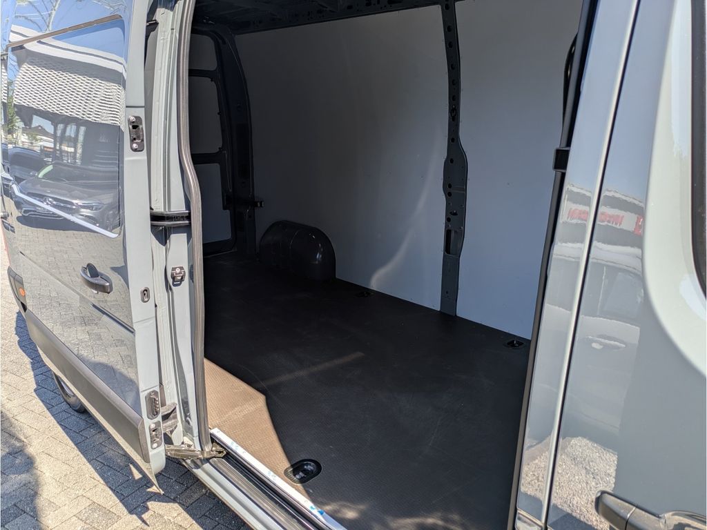 Nissan Interstar 2024