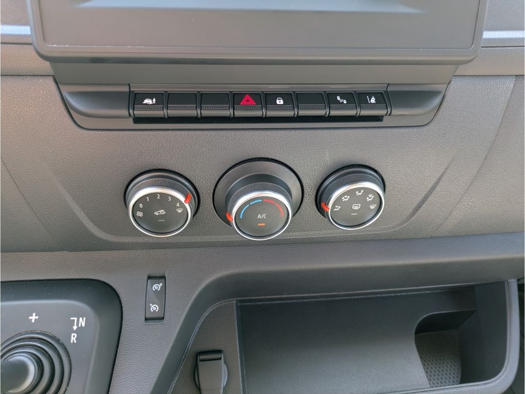 Nissan Interstar 2024