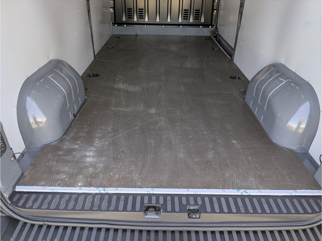 Nissan Interstar 2024