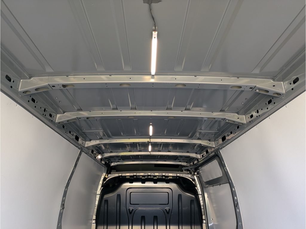 Nissan Interstar 2024