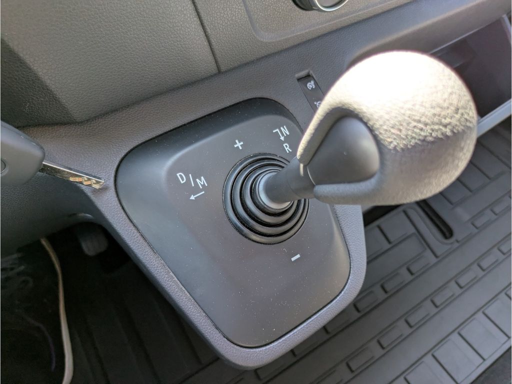 Nissan Interstar 2024