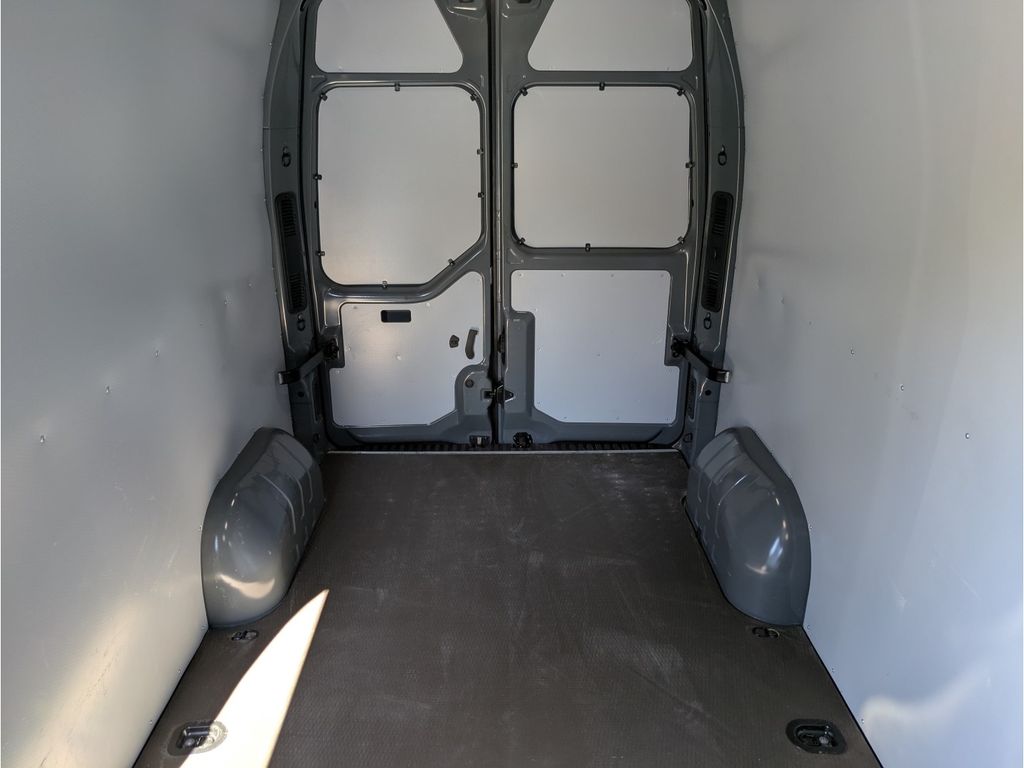 Nissan Interstar 2024