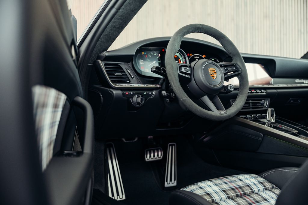 Porsche 992 2025