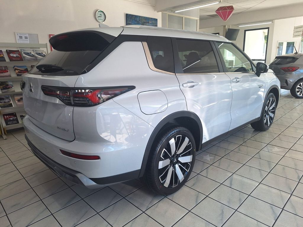 Mitsubishi Plug-in Hybrid Outlander 2025