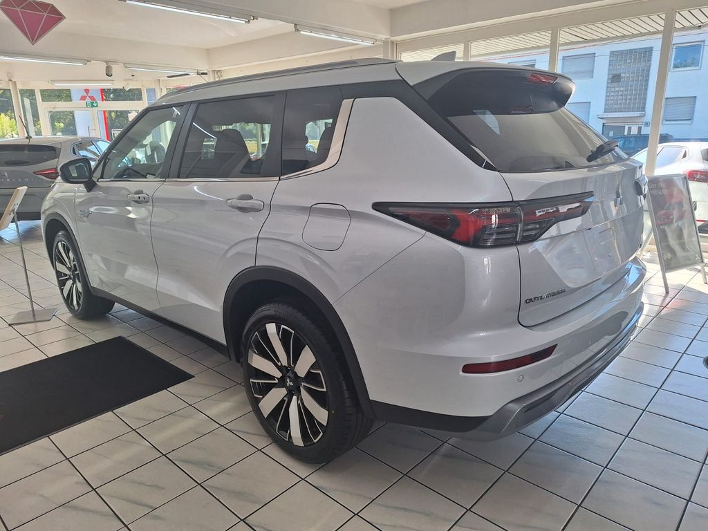 Mitsubishi Plug-in Hybrid Outlander 2025