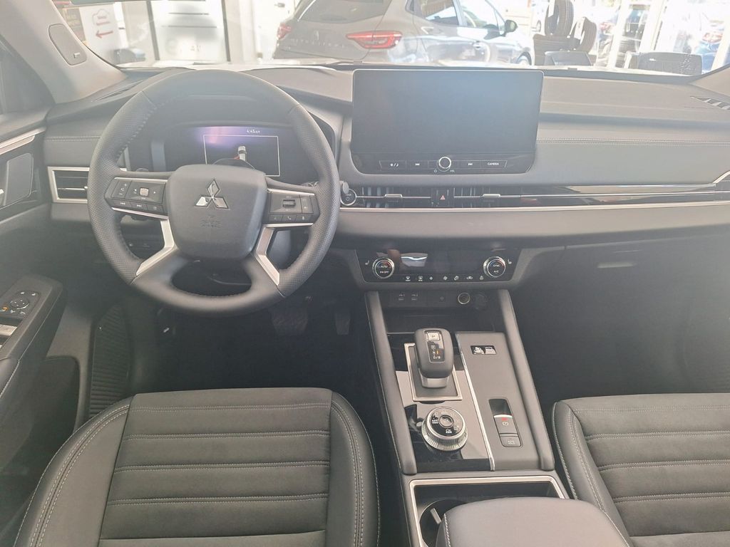 Mitsubishi Plug-in Hybrid Outlander 2025