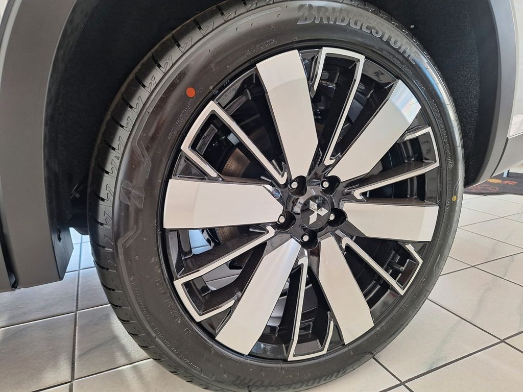 Mitsubishi Plug-in Hybrid Outlander 2025