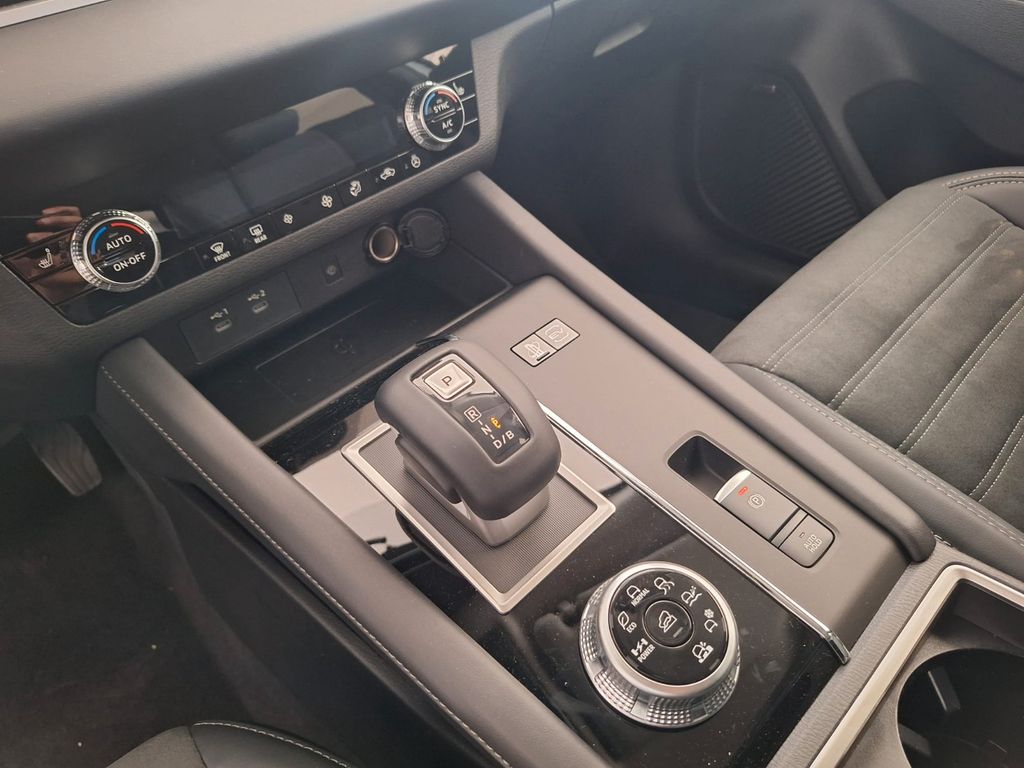 Mitsubishi Plug-in Hybrid Outlander 2025